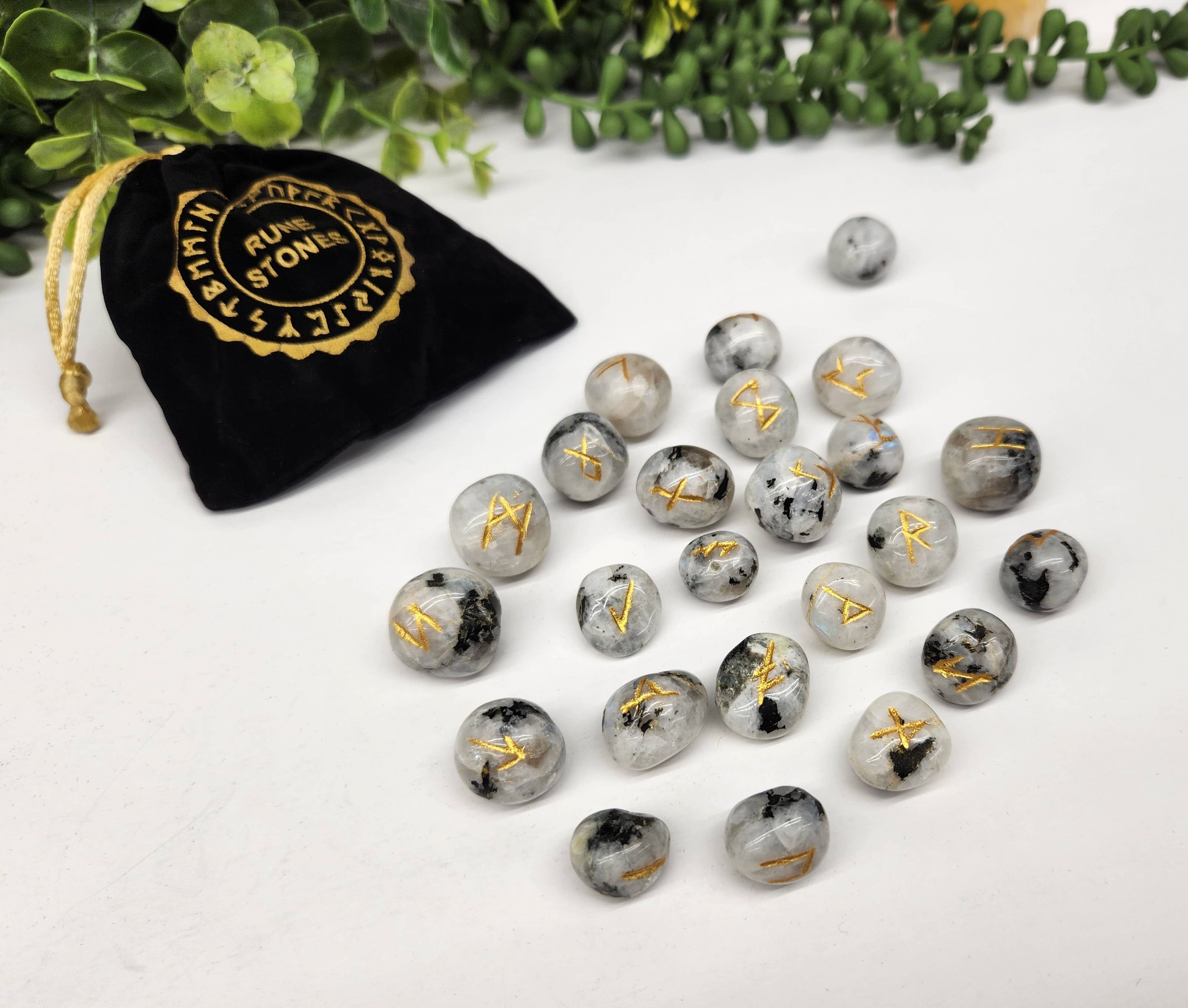 Meraki Gemstones - Vendita all'ingrosso Pietra/cristallo spirituale - Set di rune in pietra di luna arcobaleno con custodia in velluto2