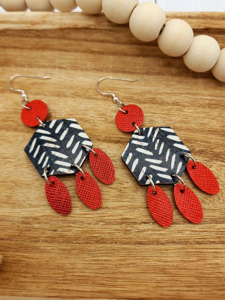 Zwart-witte Chevron-kroonluchters met rode accenten voor wholesale door FL Girl Designs