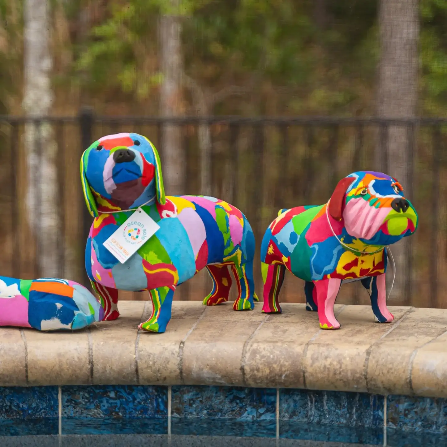 Ocean Sole - Vendita all'ingrosso Scultura - Scultura di Bassotto Colorato da Infradito Riciclate1