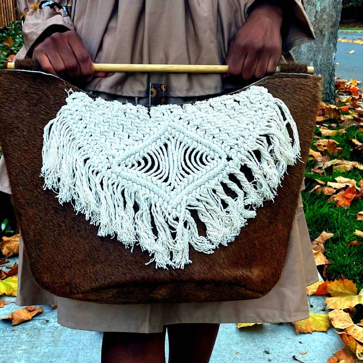 Borsa da basket in pelle di mucca con dettagli in macramè per la vendita all'ingrosso da parte di ShopConsciously