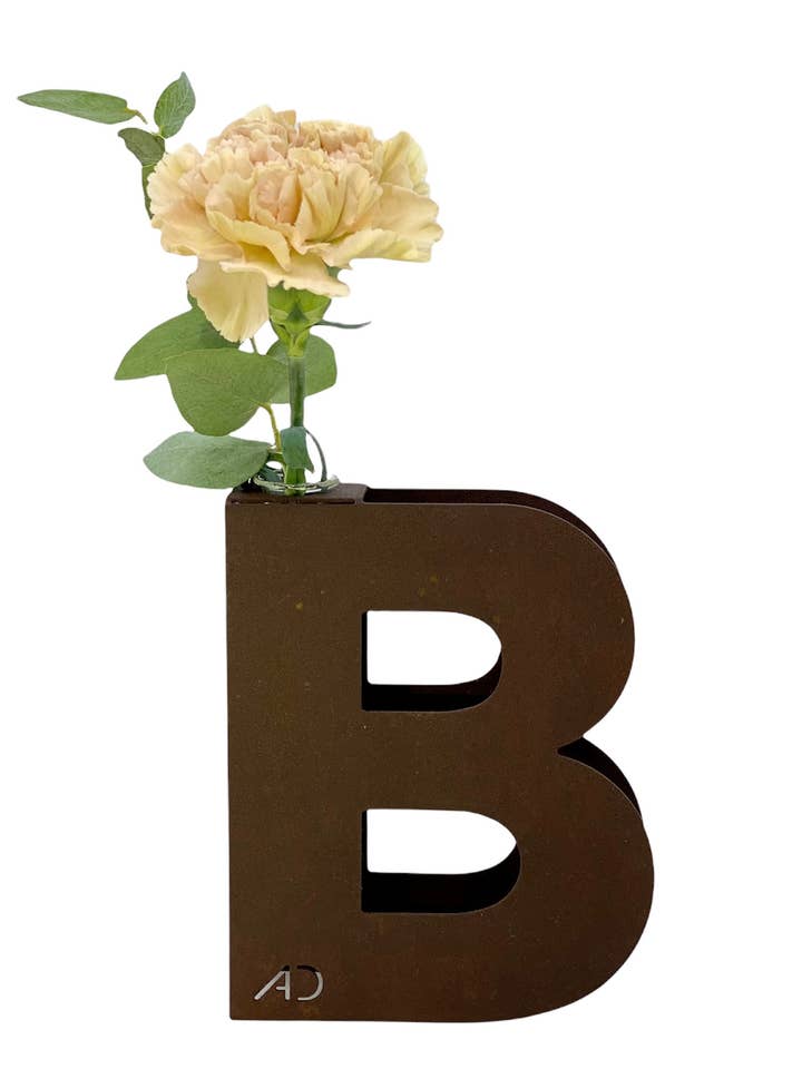 Vase à fleur unique en corten, lettre B pour la vente par Alphabet Design