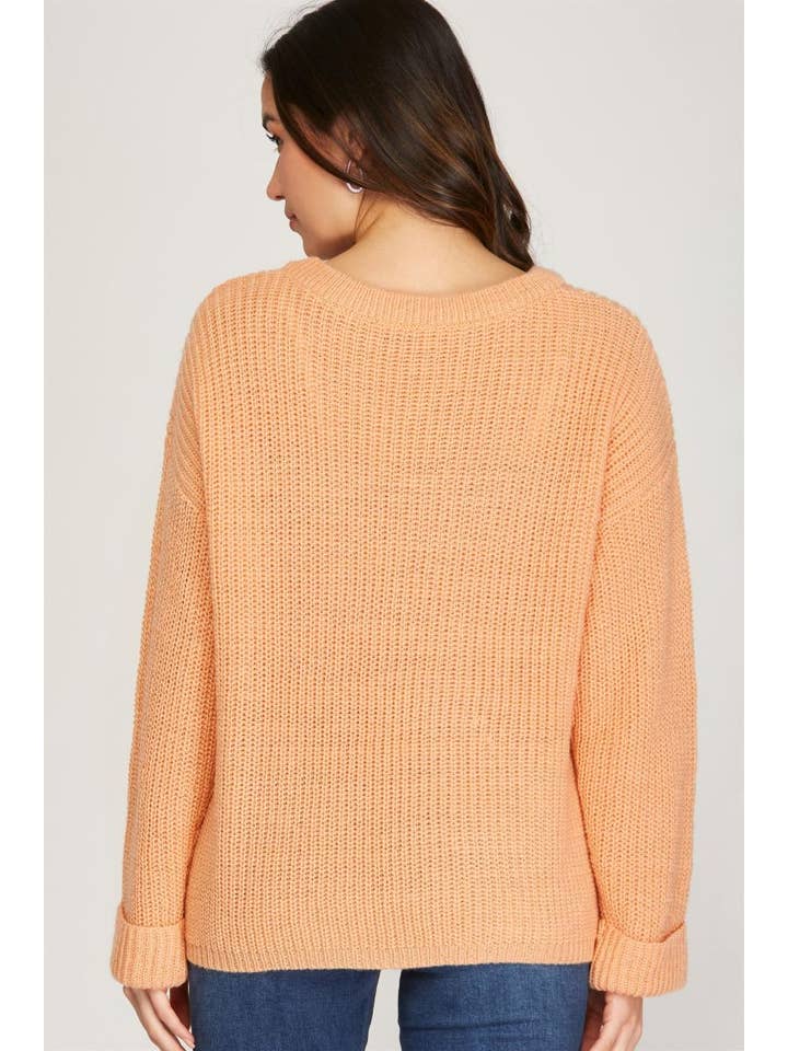 PFIRSICH PFIRSICHFARBENER V-AUSSCHNITT STRICKPULLOVER MIT SCHLITZ UND LANGEN ÄRMELN für den Großhandel auf Faire1