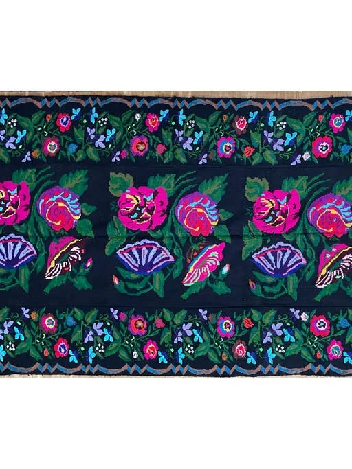 Handgeweven Roemeens tapijt met kleurrijk bohemien bloemenontwerp voor wholesale door MADE WITH LOVE RO SRL