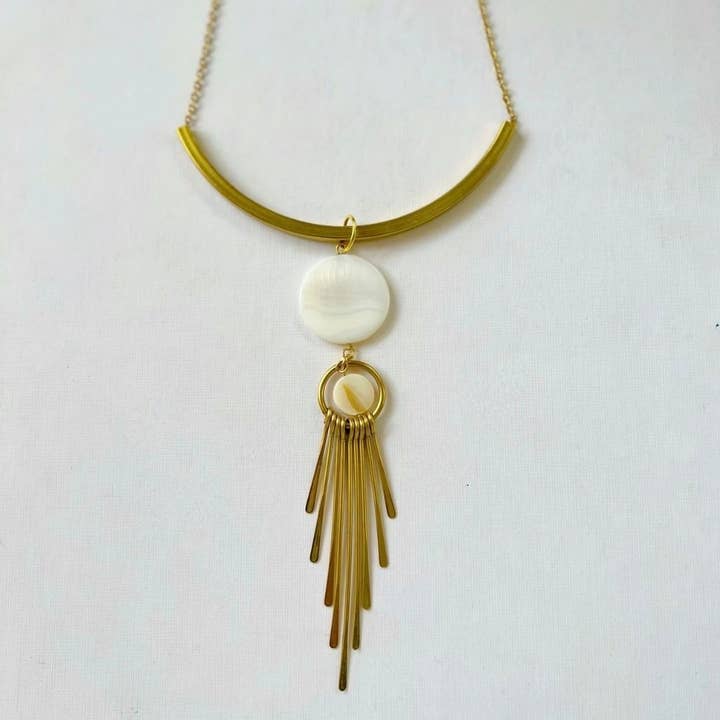 Collar de flecos de nácar de 16" para venta al por mayor de Wood + Feather Designs