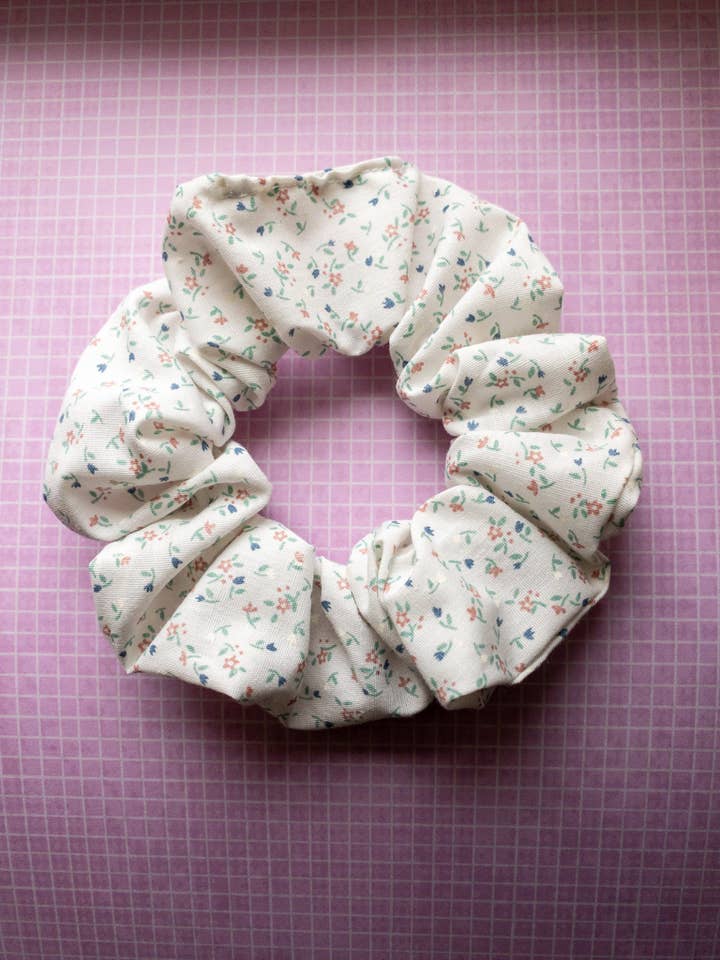 Chouchou à fleurs printanières neutres pour la vente par Art By Vivian Rodarte