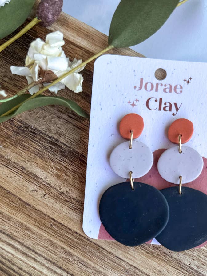 Ohrring aus Ton in Orange + Schwarz für den Großhandel von Maude West Company