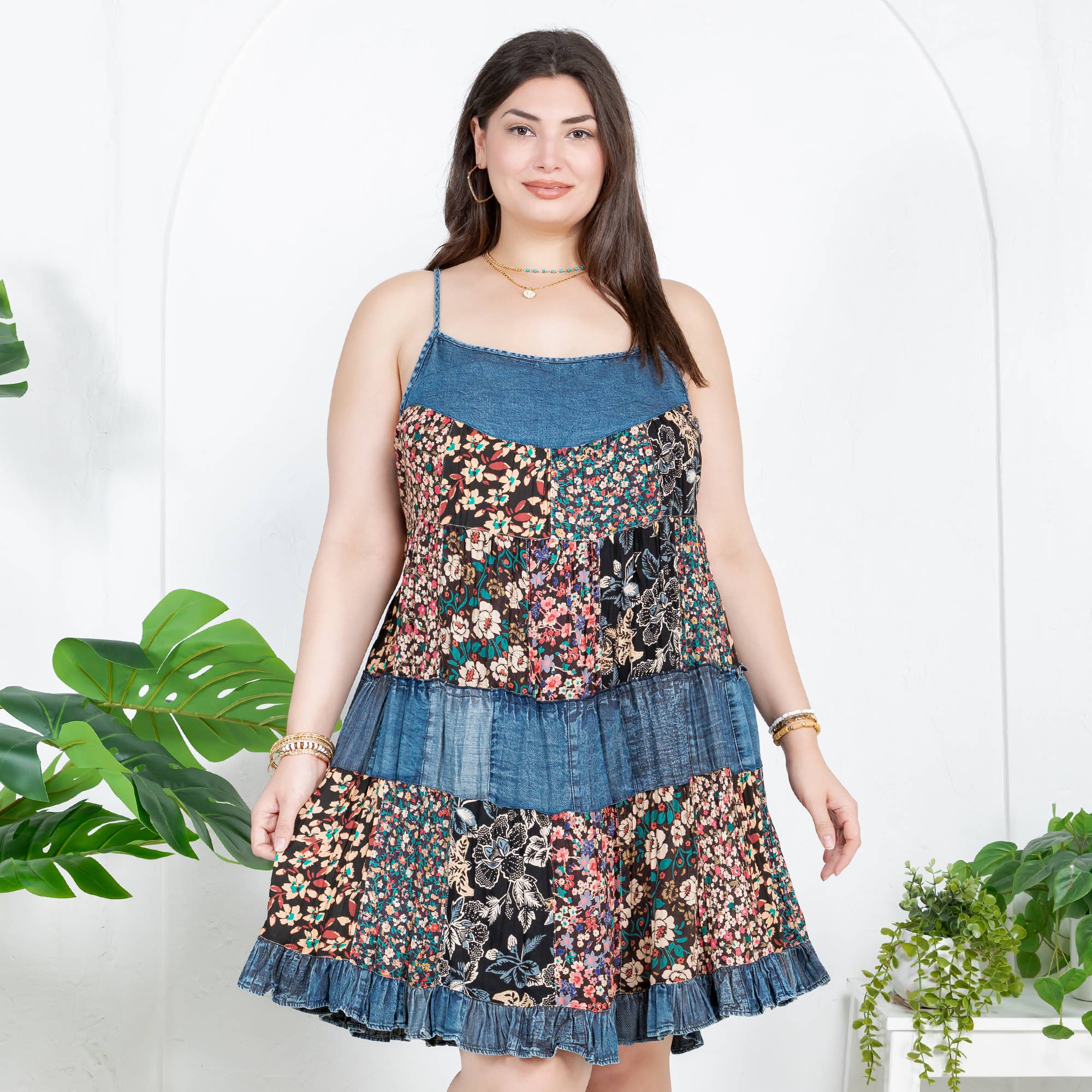 Floral Robe Babydoll Coquette à Bretelles avec Empiècement en Denim en vente sur Faire7