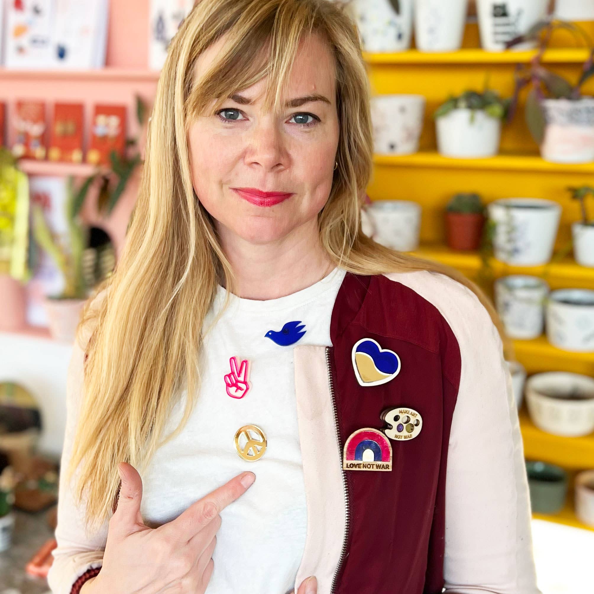 All Things We Like - Wholesale Lapel Pin/Button - Protest pin Ukraine peace doves1