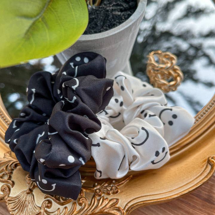 Scrunchies con faccina sorridente | Scrunchies estivi | Pacchetto Scrunchie con smile | Regali carini | Scrunchies in bianco e nero per la vendita all'ingrosso da parte di Normanco