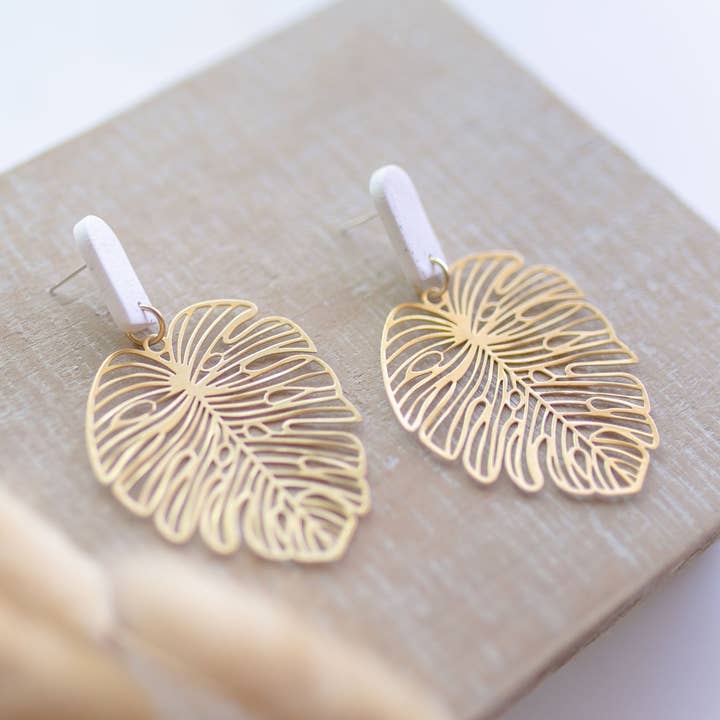 Boucle d'oreille en argile | White Beachy Leaves | Beach Collection pour la vente par Hazel n Blue