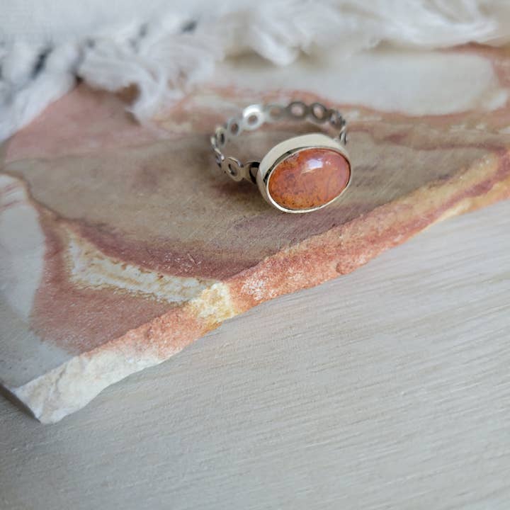 Rain Shadow Jewelry – Großhandel Einzelstein-/Solitär-Ring – Irisierender mexikanischer Feueropal-Kreisring aus Sterlingsilber
