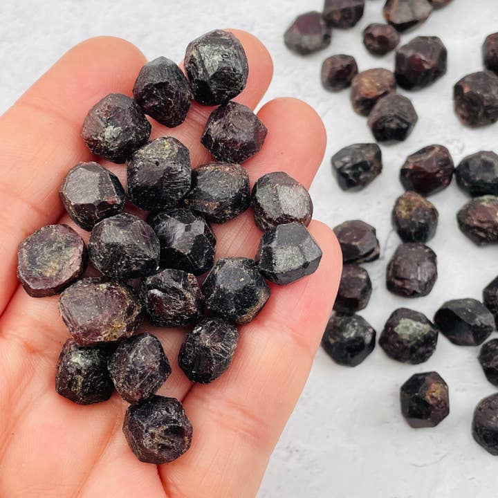 Rock Paradise - Wholesale Spiritual Stone/Crystal - Garnet 1/2lb bag Crystal Tumbled Deep Red Rough Stones