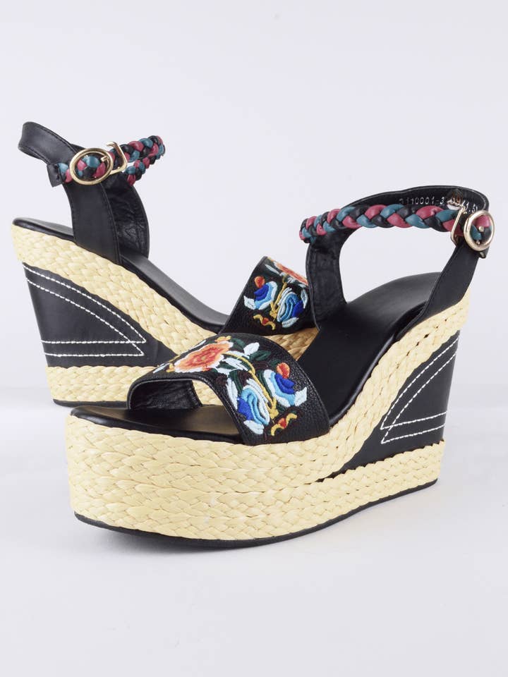 Talons compensés tissés LMS en noir avec broderie florale pour la vente par LoveMyStyle