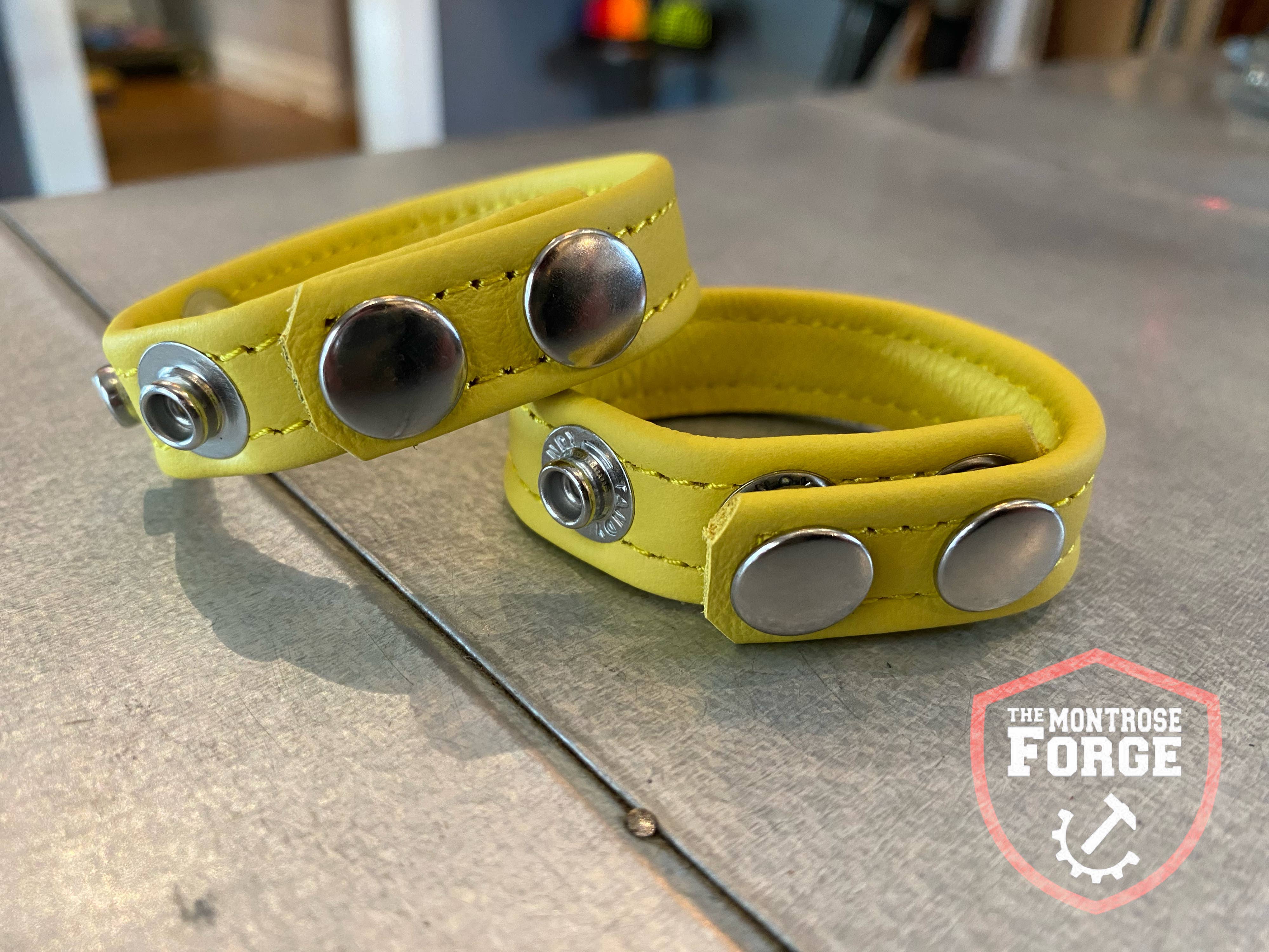 The Montrose Forge - Vendita all'ingrosso Sex toy - Anello a C in pelle sottile a 3 bottoni (disponibile in 11 colori)6