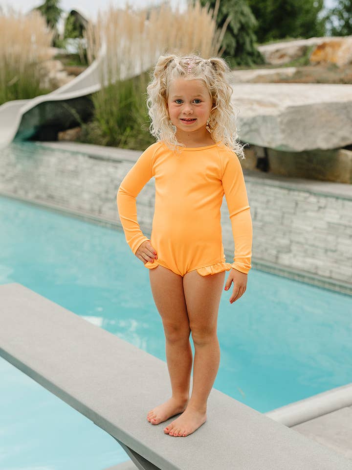 SS2026 "Brights" Neonorange Rüschen-Rashguard-Anzug für den Großhandel von Current Tyed Clothing