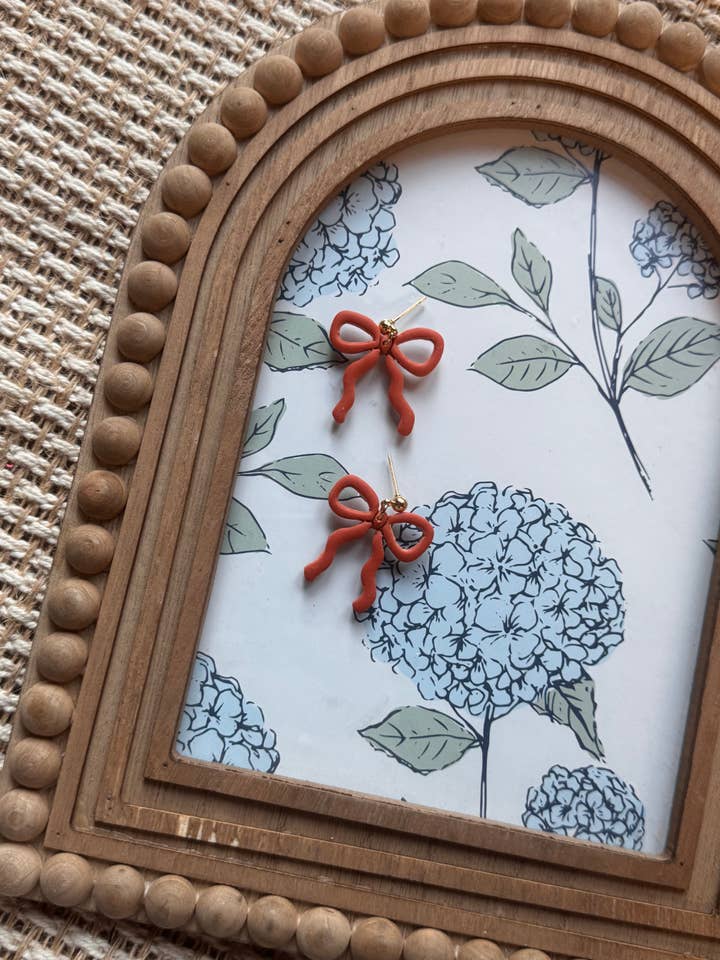 Brændt Orange Sløjfe Dingleøreringe | Polymer Ler Øreringe for engroshandel hos Watch Me Bloom