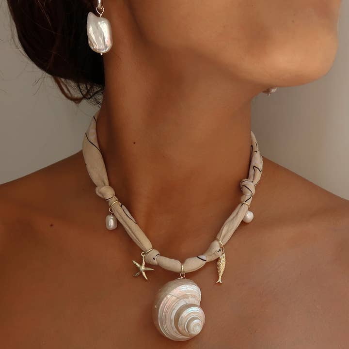 Collar con dije de bandana para venta al por mayor de May Martin