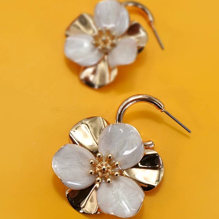 GOLD VINTAGE FLORAL FLOWER DROP EARRINGS | 80E61269 for wholesale on Faire1