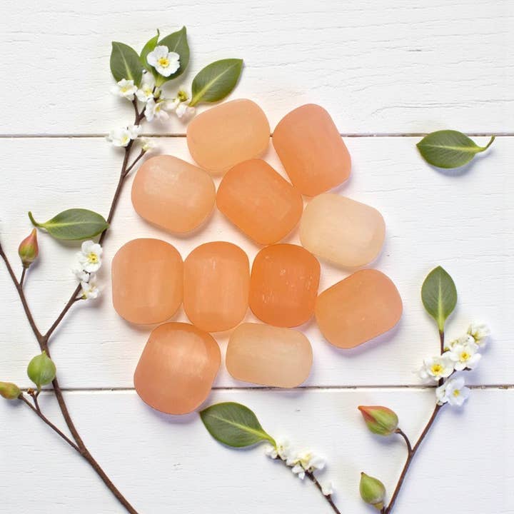 Cristal roulé - Sélénite pêche, 2 livres pour la vente par Earths Elements Wholesale