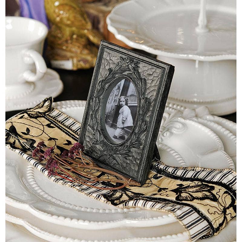 A&B Home Group Inc. – wholesale Bildram – 6x8" med 4x5" öppning Viktoriansk Elegans Polyresin Fotoram