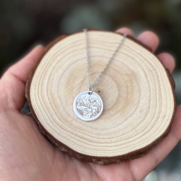 Collana con cervo vicino al fiume incisa - Acciaio inossidabile per la vendita all'ingrosso da parte di Arthousefern