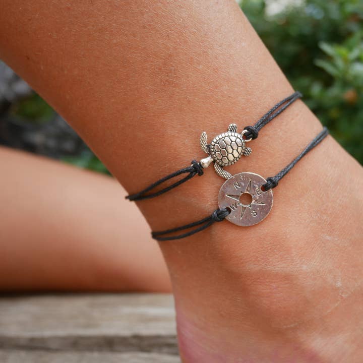 Ankelkæde med havskildpadde og kompas, sæt med 2 for engroshandel hos Boutique Bohème