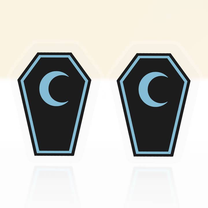 Boucles d'oreilles en forme de cercueil en forme de croissant de lune pastel, gothique alternatif pour la vente par Atomic Lace