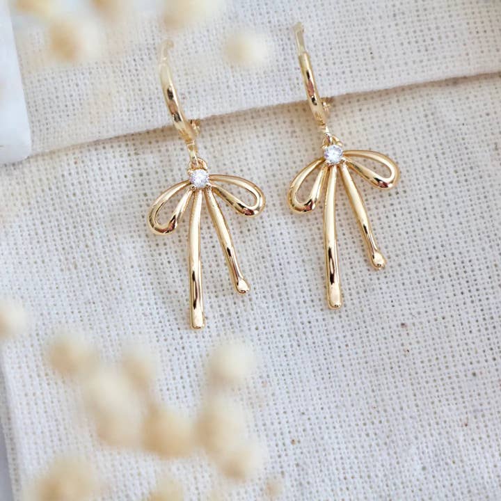 CZ Bow Huggie Oorbellen voor wholesale door Mesa Blue