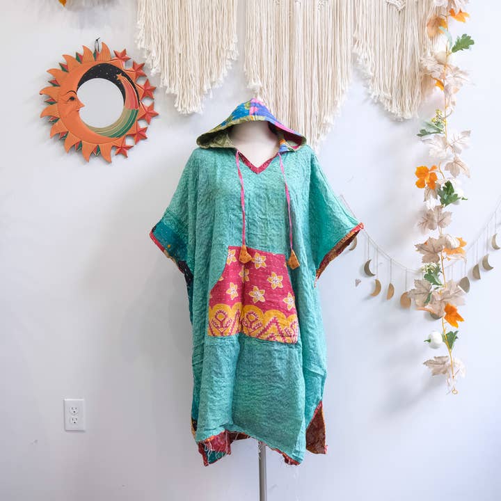 Karma Nepal Crafts – Engroshandel Poncho - Dame – Håndlavet Kantha Vendbar Poncho med Hætte7