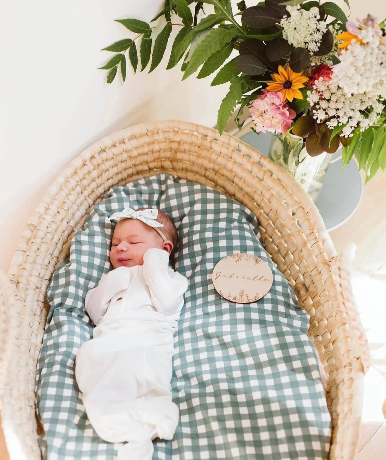 Stroller Society – wholesale Set med nattlinnen – baby – Knutet nyfödd sovdräkt med rosett och mössa - babykläder för flicka10