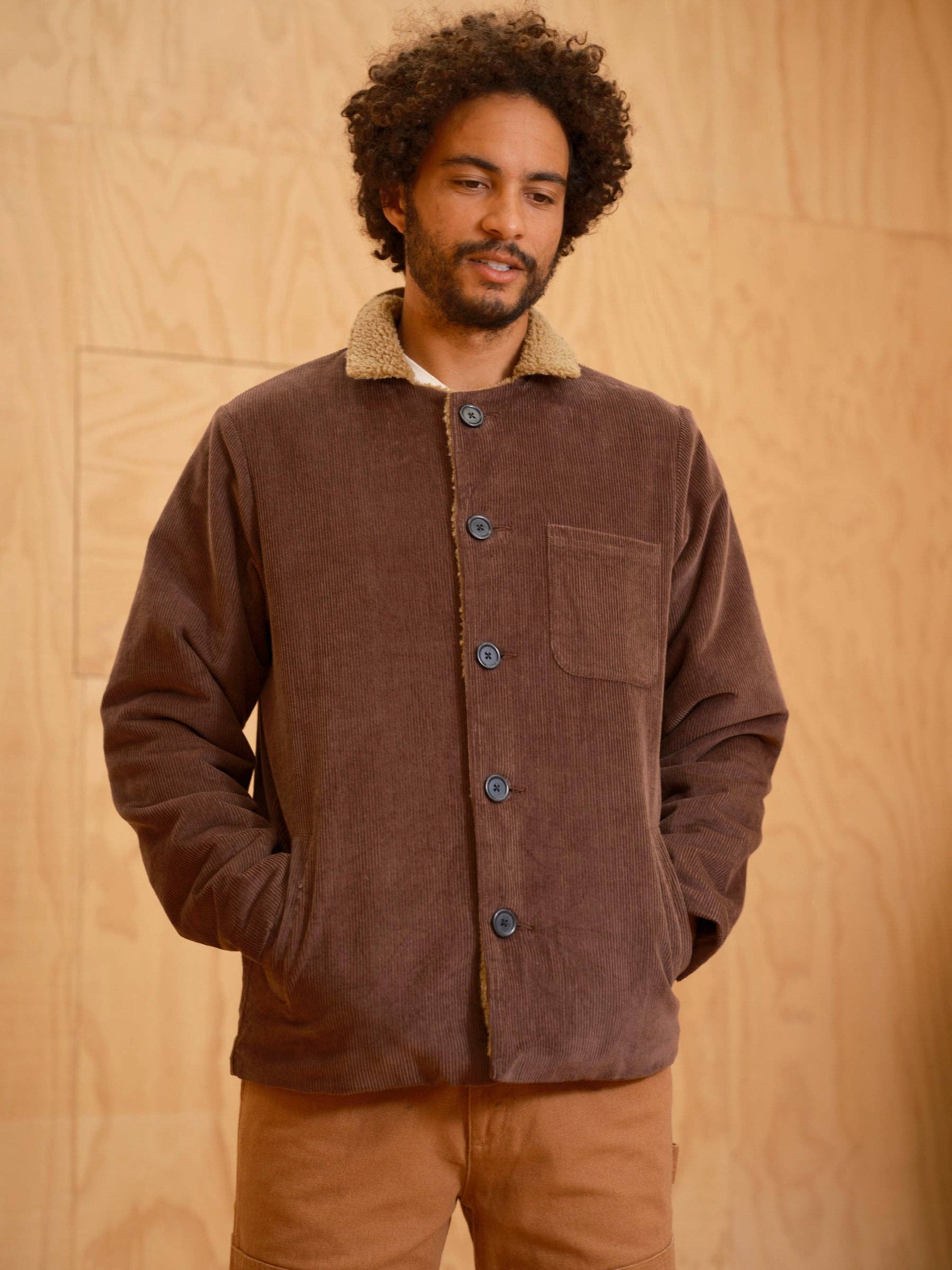 Dunkelbrauner Cordstoff Mack-Jacke für den Großhandel auf Faire4