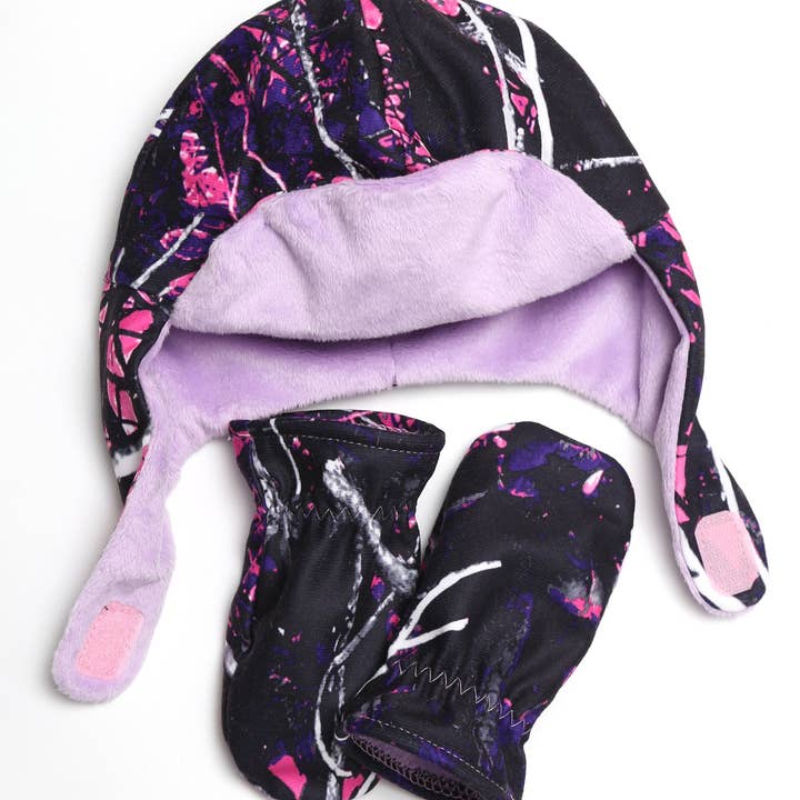 Ensemble bonnet et moufles Muddy Girl® pour bébé pour la vente par Carstens, Inc.