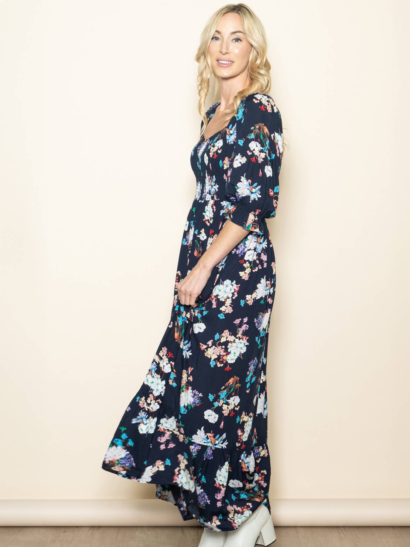 Elloh Collection – Großhandel Kleid – Damen – Frühlingshaftes Blumenkleid mit weitem Schlag, gesmoktem Oberteil und Taschen.9