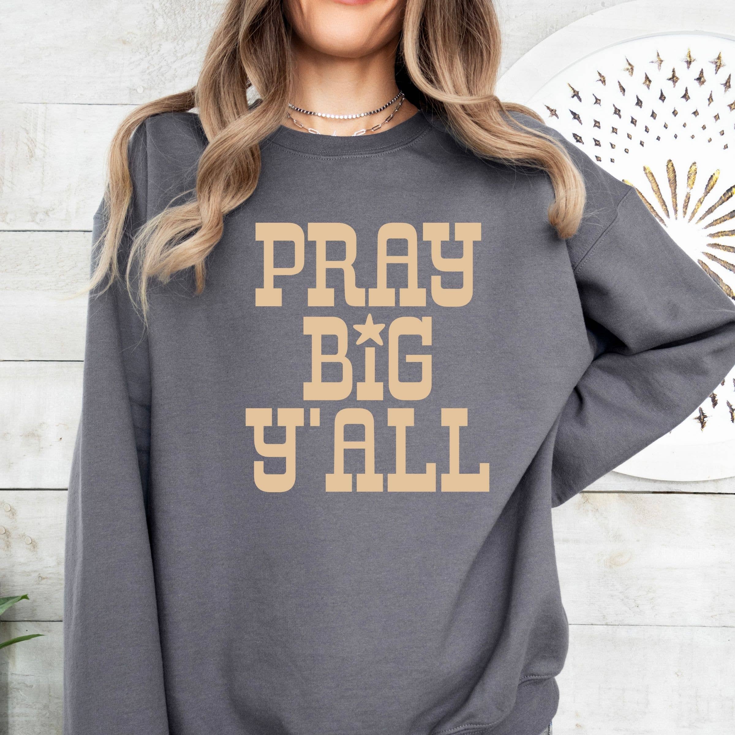 Wholehearted Motherhood and Co. - Vente Sweat-shirt à imprimés – femme - Sweatshirt "Pray Big Ya'll" - Vêtements d'automne style western2