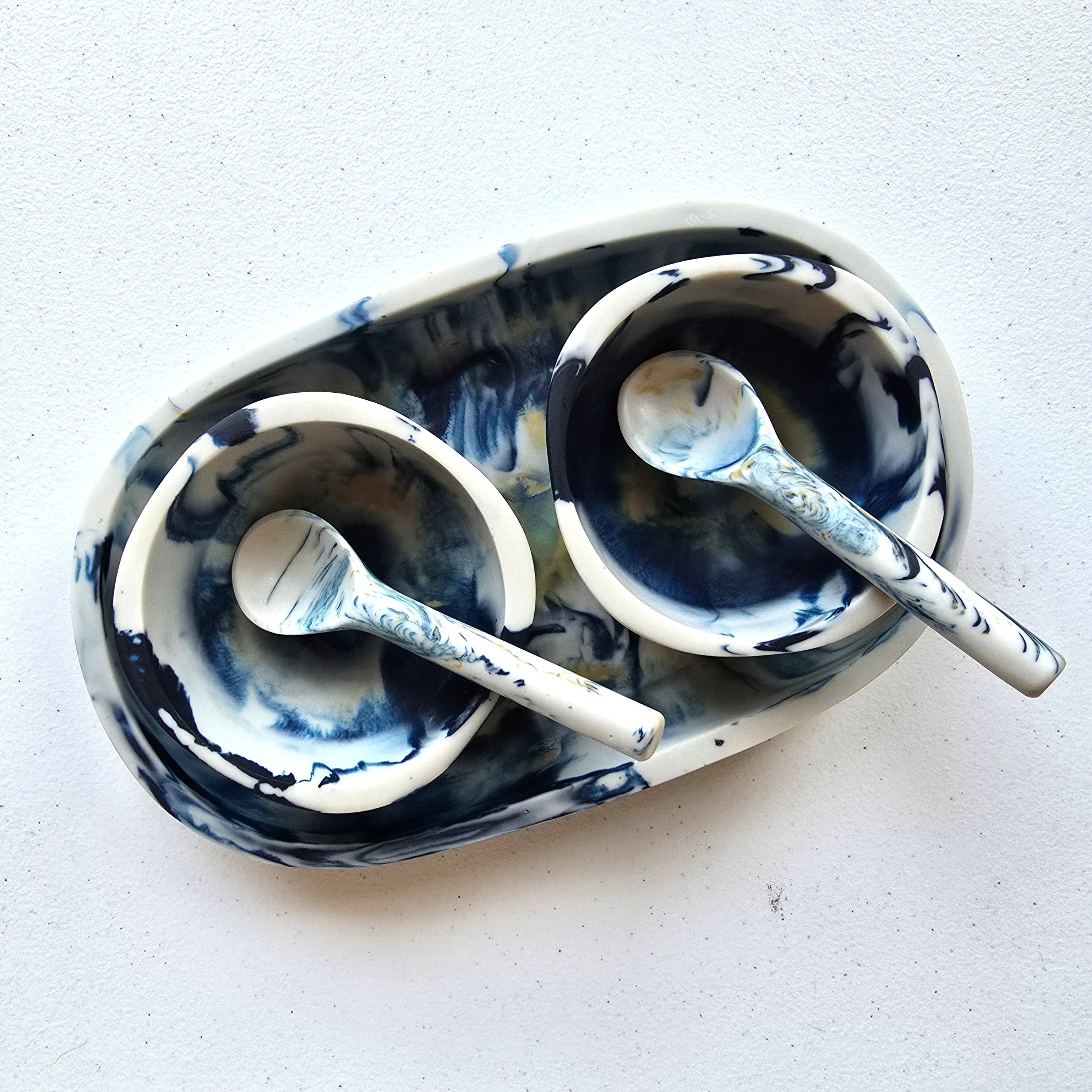 Gibb & Daan – Engroshandel Serveringsbakke – Lille serveringsbakke med 2 skåle og skeer - Håndhældt harpiks27