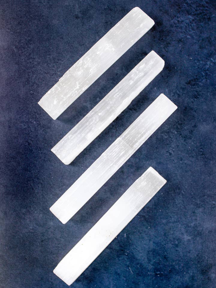 Petit bâton en sélénite satiné pour la vente par Selene Stone