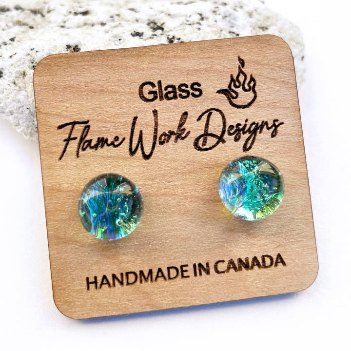 Clous d'oreilles en verre dichroïque - Vert mousse de mer - 9 mm pour la vente par Flame Work Designs - Glass Jewelry