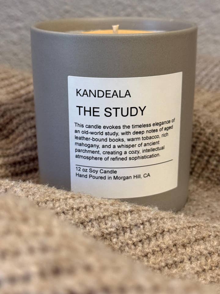 The Study 12 oz Handgjuten Vit Sojaljus för wholesale av KANDEALA