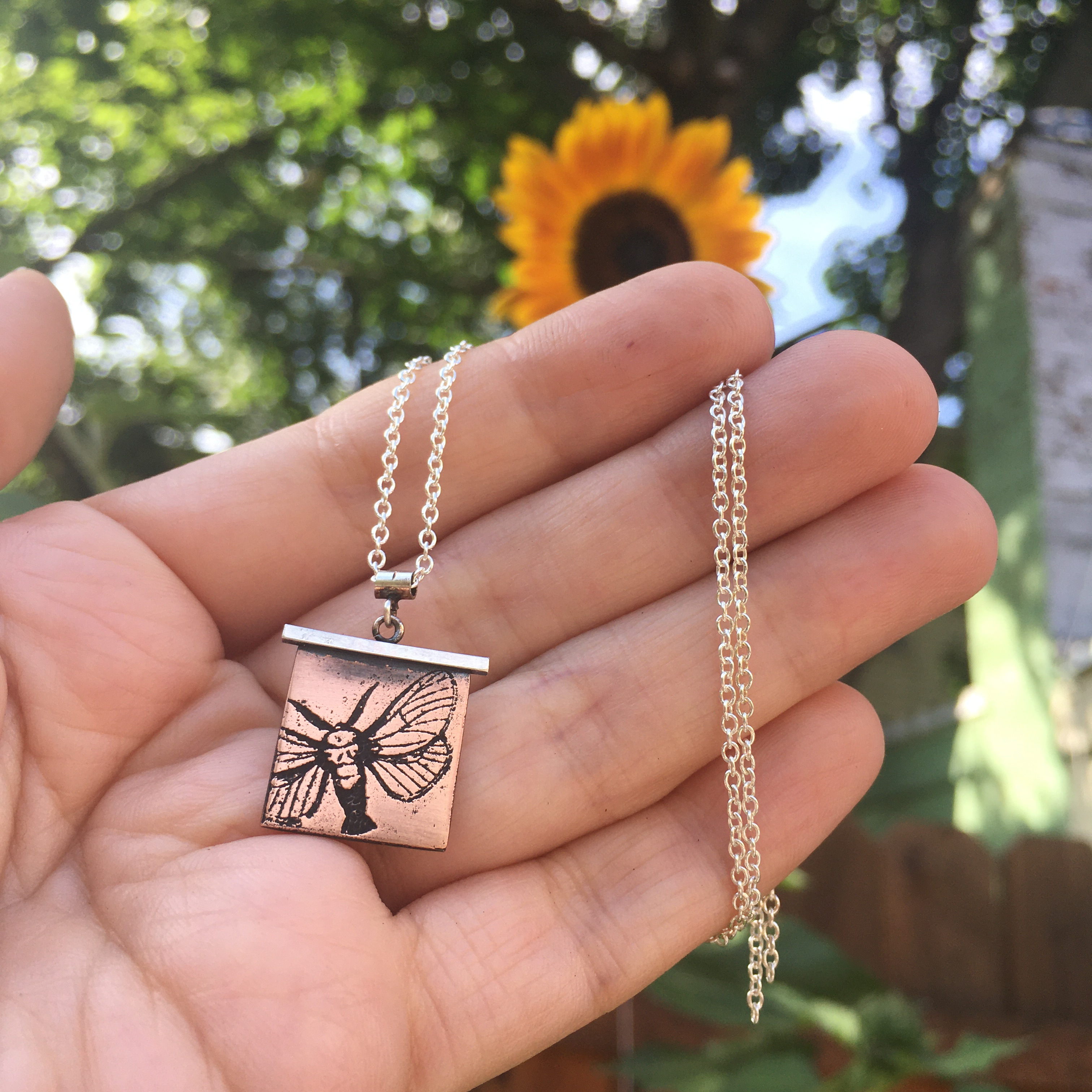 Metal Cloth & Wood - Vente Colliers à pendentif - Collier d'insectes papillon de nuit fait main en argent sterling et cuivre8