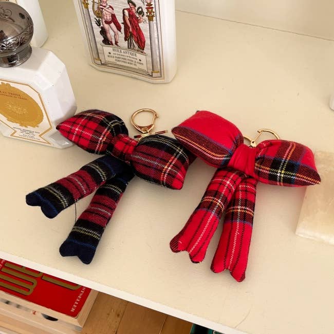 MOND HAUS - Wholesale Keychain - Women's - December Keychain | Holiday Tartan Plaid Big Ribbon Charm9