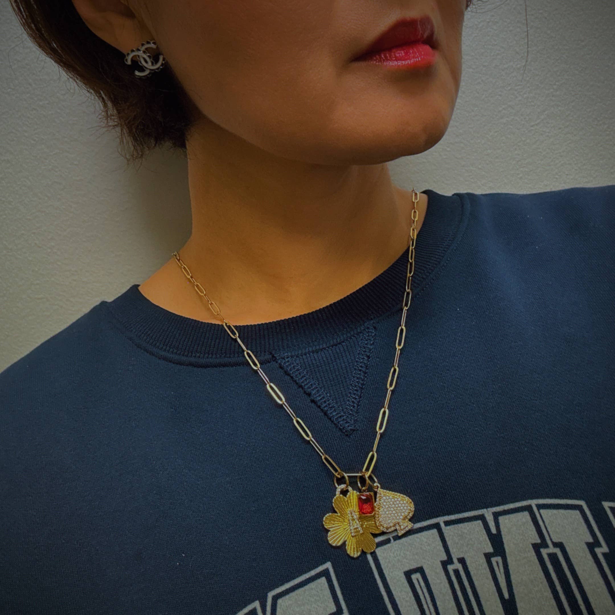 Ellison+Young - Venta al por mayor Abalorios/colgantes individuales - Colgante con clip sin costuras con iniciales de trébol9