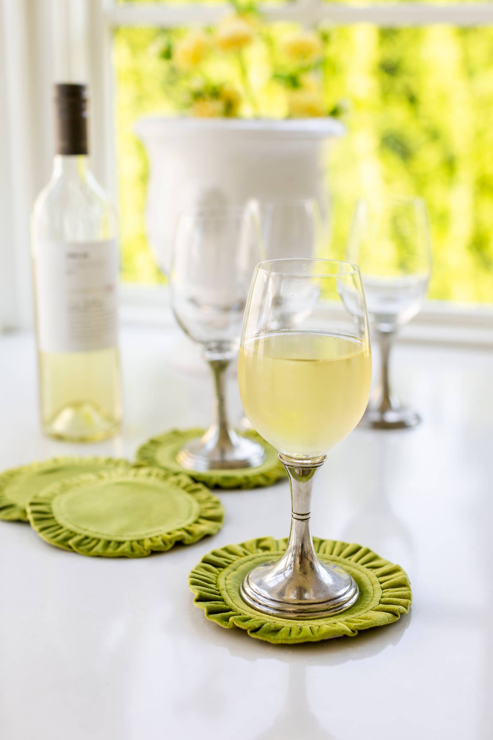 Arte Italica & Crown Linen Designs – Engroshandel Bordskånere – Runde Fløjlskrusbrikker med Flæser - Ny Farve4