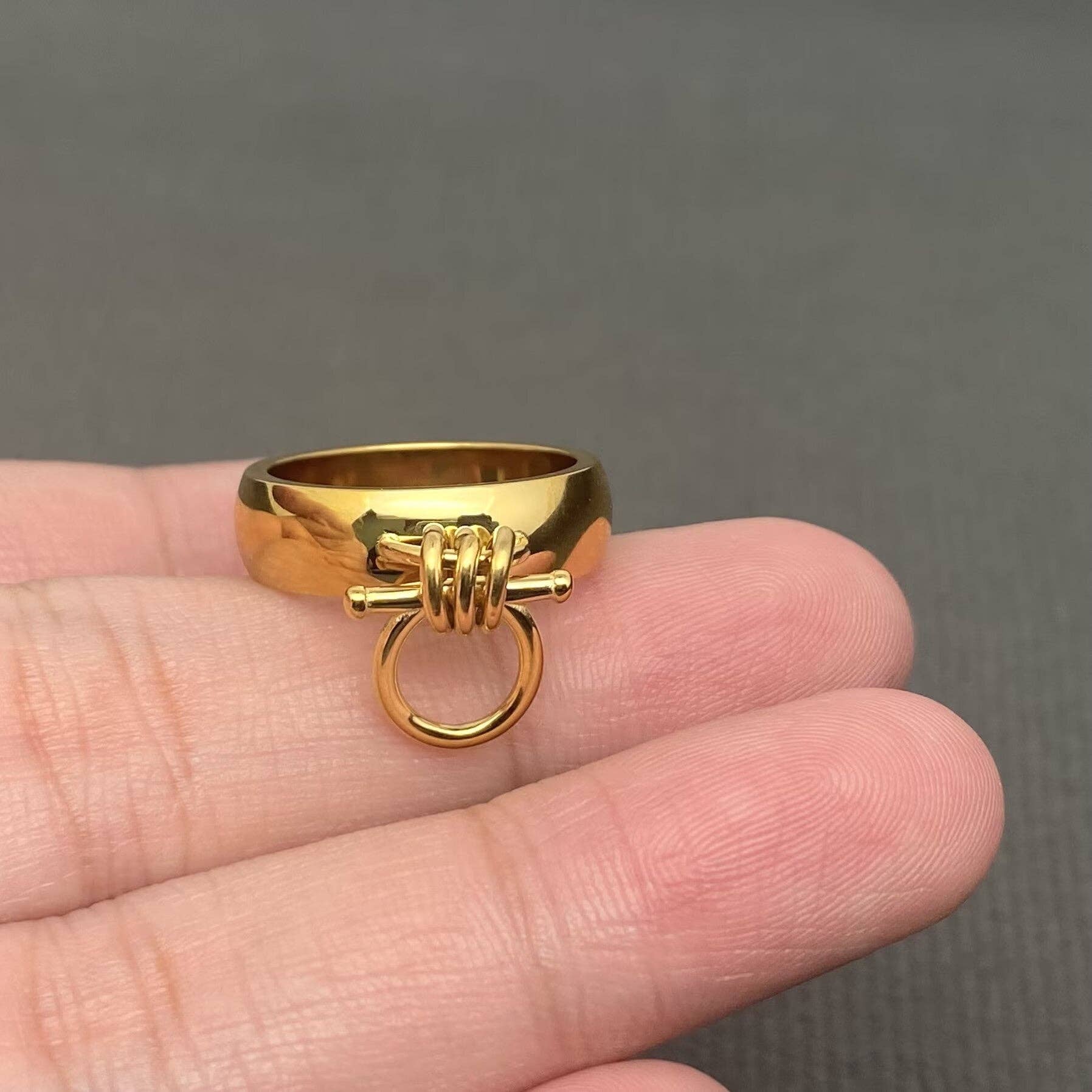 Mio Queena - Vente Bague de cocktail/de cérémonie - Bague en acier inoxydable plaqué or 18K 6mm - FGS0