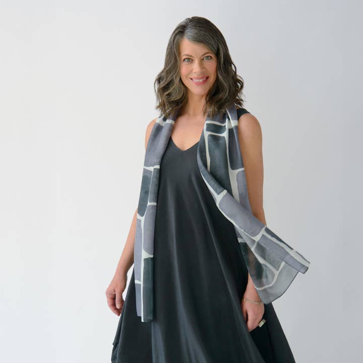 Antenna Studio - Venta al por mayor Bufanda - Mujer - Pañuelo de seda de diseñador con estampado «Pebbles Night»5