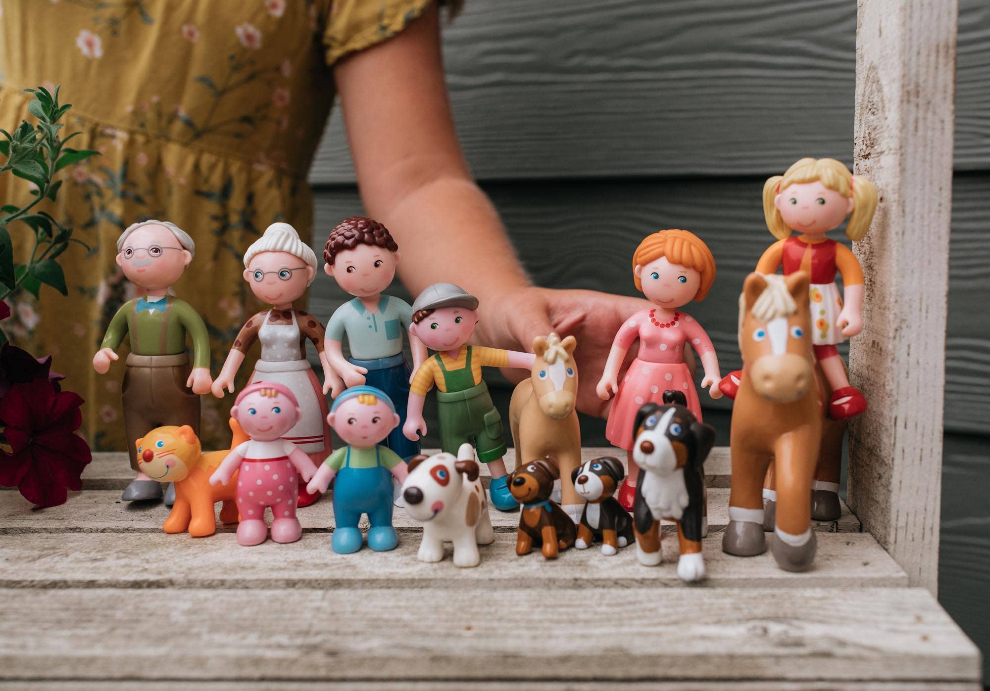 HABA USA - Vente Figurine – enfant - Petits Amis Papa Michael Poupée (Emballage Piédestal)3