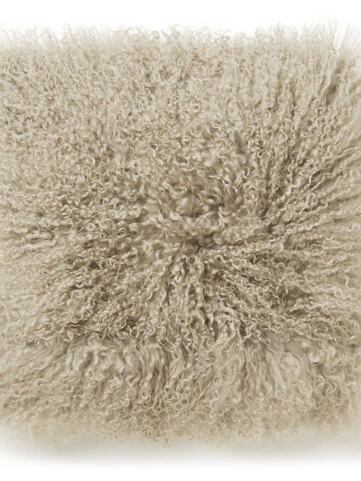 Shansi kussenhoes van Tibetaanse krullende schapenvacht in taupe voor wholesale door Skinnwille Home