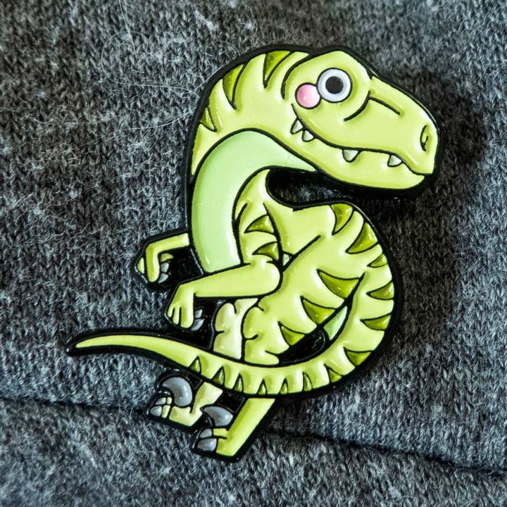 Baby Velociraptor pin for wholesale by Leon Römer Illustraties