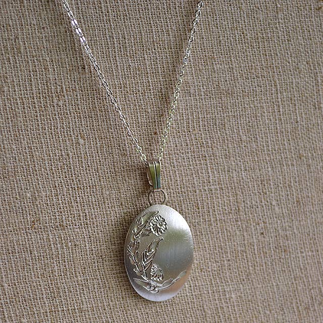 Pendentif ovale en étain, fleur du mois d'octobre pour la vente par Nobska Craftsmen