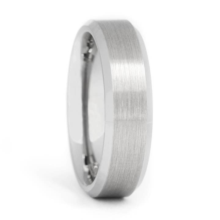 De Crawford Beveled Tungsten Ring voor wholesale door STOBERI Custom Ring Co.