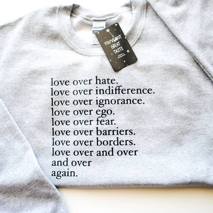 Kærlighed Over Had Herre | Kærlighed Grafisk Sweater | for engroshandel hos with love, aj.